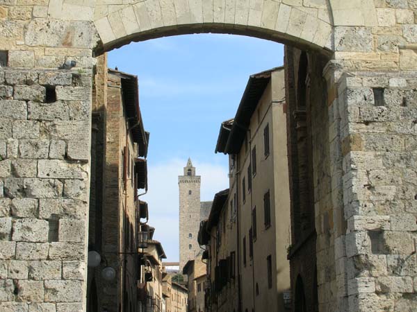 San Gimignano vroskapuja httrben a tornyokkal