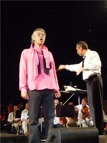 Nyaranta koncertet ad szlfalujban, Lajaticoban, Bocelli, akivel akr az utcn is sszefuthatunk