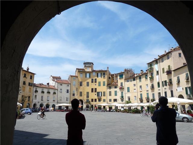Lucca Pistl egy kpsre van csupn, rdemes megnzni a rmai kori anfiteatrum helyn plet klnlegees teret s